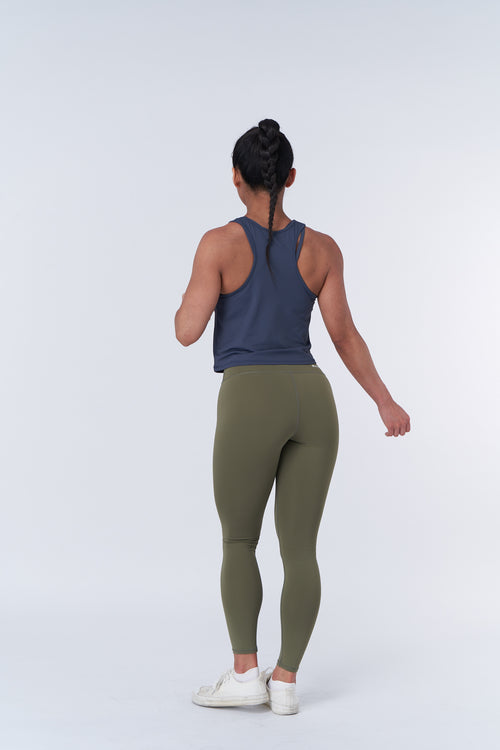 crop top dream blue back look with one hand down