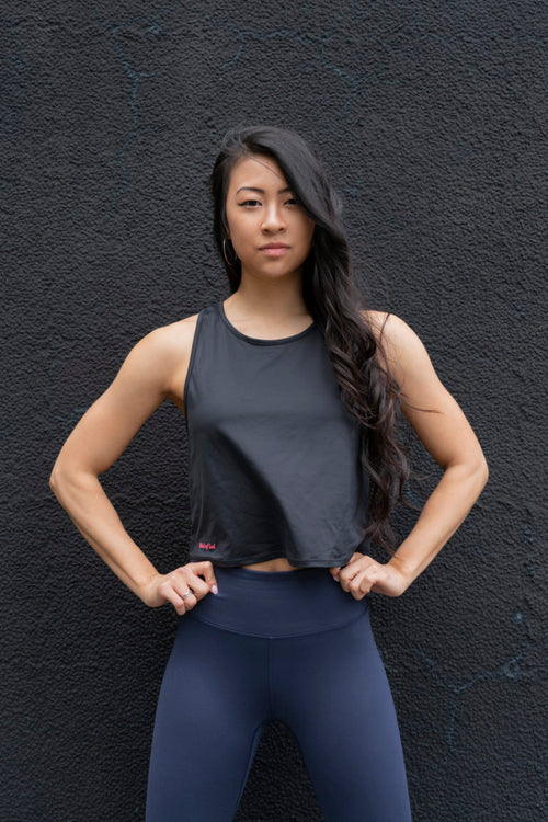 crop top black front look with pose